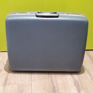 Vintage suitcase cute and great shape 20"/14"/7" Needed gone